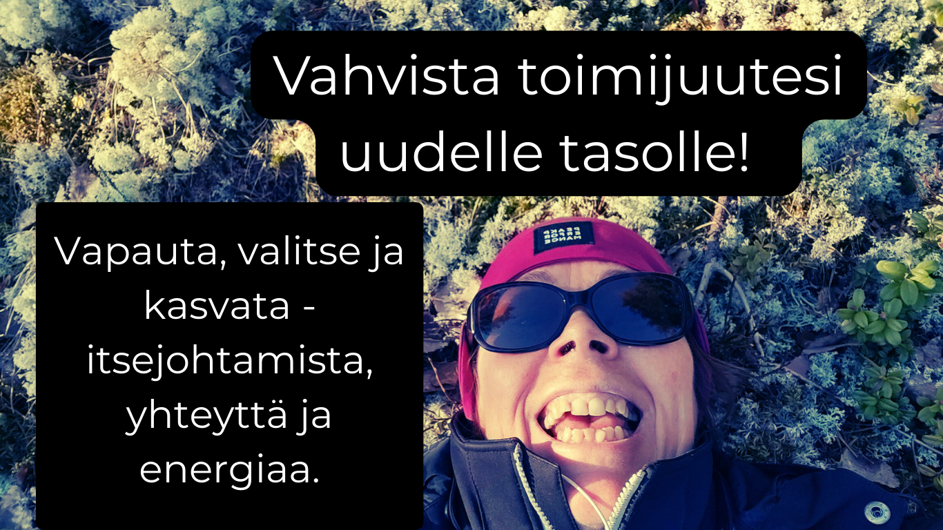 Tietoinen toimijuus Hymyilevä henkilö makaa luonnon sammalikossa, päällä tekstit toimijuuden ja itsejohtamisen vahvistamisesta